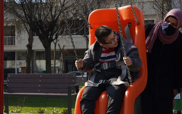 Bursa Yıldırım’da yürüme engelli Alperen için engelli salıncağı