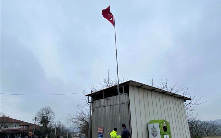 Kocaeli’nde Emre’nin Türk bayrağı talebini Başkan Büyükakın yerine getirdi Kocaeli’nde Emre’nin Türk bayrağı talebini Başkan Büyükakın yerine getirdi