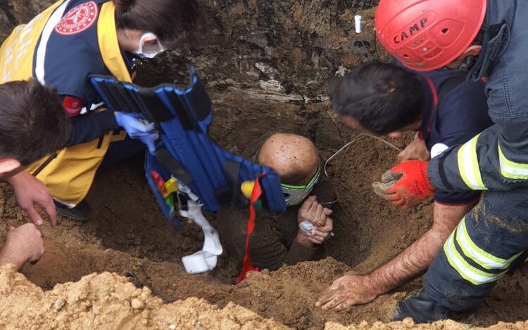 Göçükte sıkışan vatandaşı Kocaeli itfaiyesi kurtardı