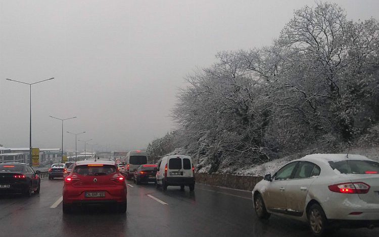 Mudanya-Bursa karayolunda kar çilesi Mudanya-Bursa karayolunda kar çilesi