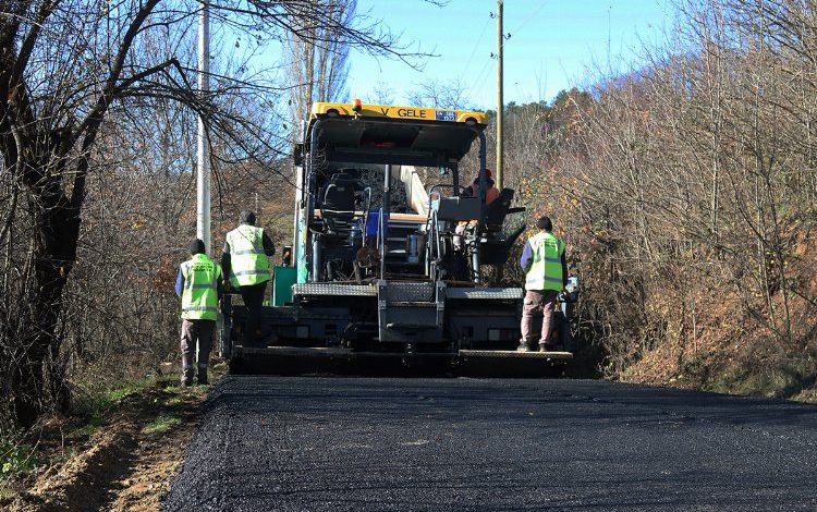 Sakarya’da şehrin kuzeyinde dev asfalt hamlesi Sakarya’da şehrin kuzeyinde dev asfalt hamlesi