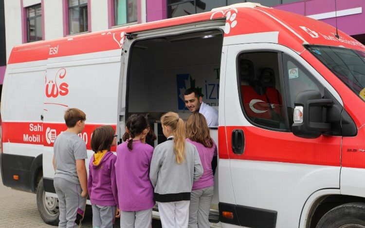 Kocaeli İzmit’te öğrencilerden Patibüs’e mama desteği