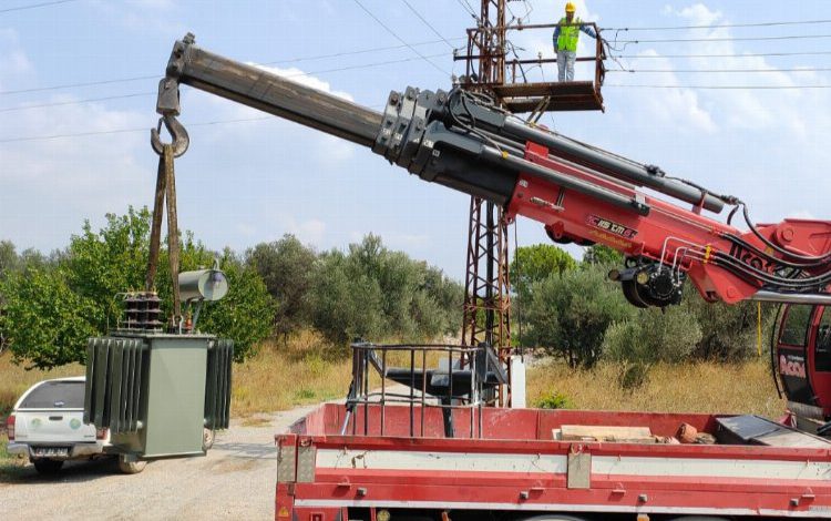 Manisa Akhisar’da yıldırım düşen trafo yenilendi Manisa Akhisar’da yıldırım düşen trafo yenilendi