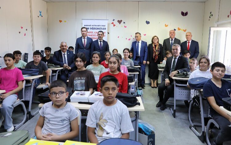 Afet bölgesi Nurdağı’nda ilk ders Afet bölgesi Nurdağı’nda ilk ders