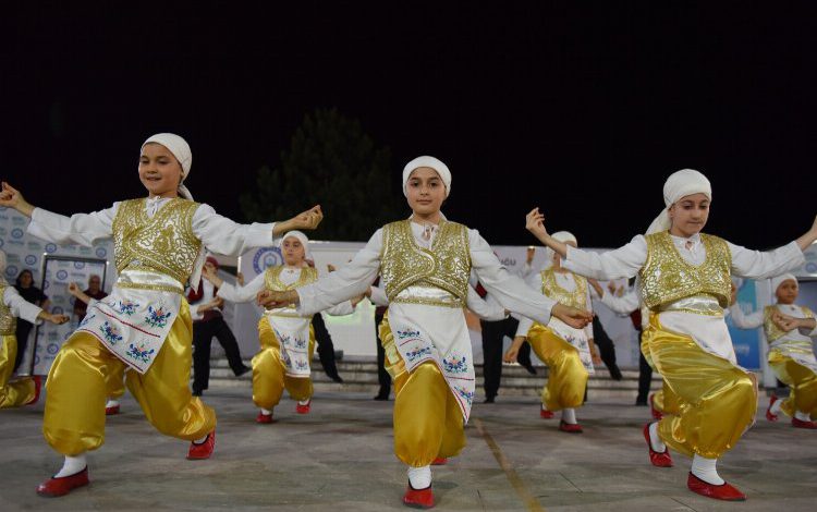 Bursa Yıldırım’da ‘Erguvan Zamanı’ Bursa Yıldırım’da ‘Erguvan Zamanı’