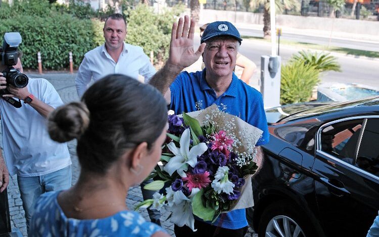 Başkan Engin çiçeklerle karşılandı Başkan Engin çiçeklerle karşılandı