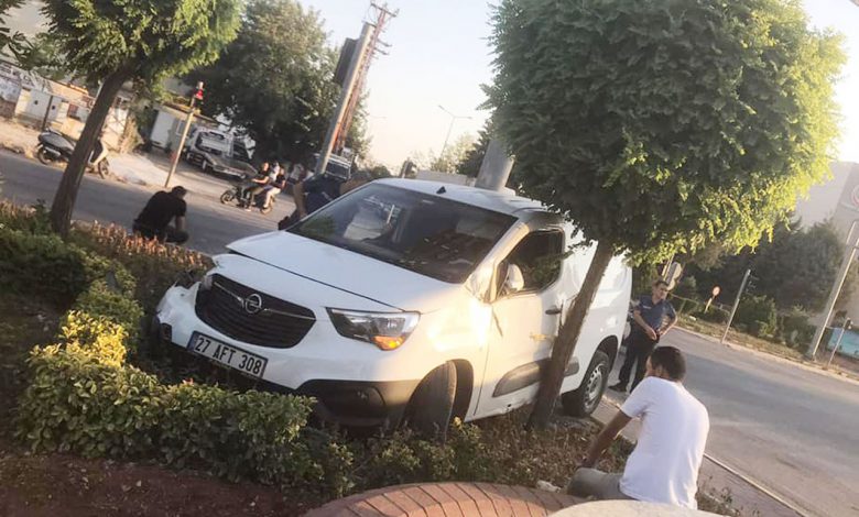 Kilis’te hayvana çarpmamak için refüje çıktı!