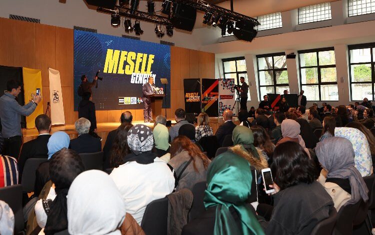 Bakan Koca, Konya’da gençlerle buluştu