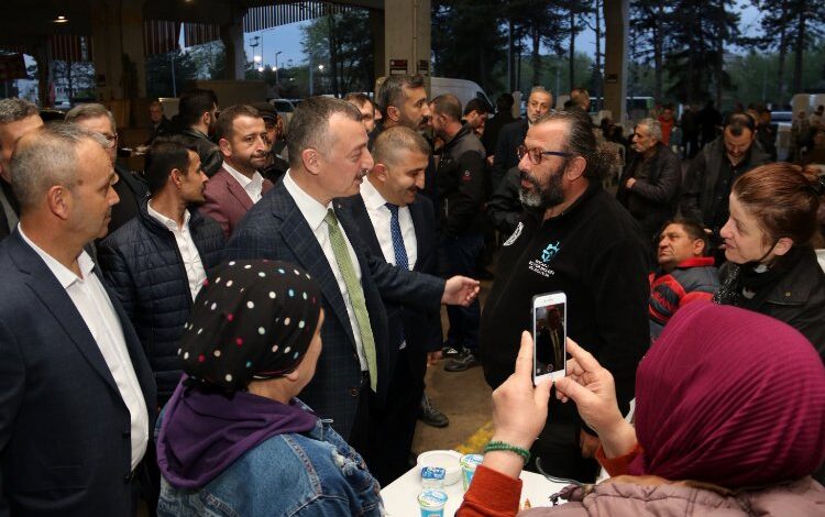 Kocaeli’de Başkan Büyükakın pazarcı esnafla buluştu Kocaeli’de Başkan Büyükakın pazarcı esnafla buluştu