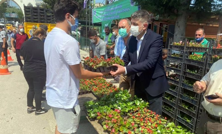 Bursa mezarlık ziyaretçilerine ücretsiz çiçek Bursa mezarlık ziyaretçilerine ücretsiz çiçek