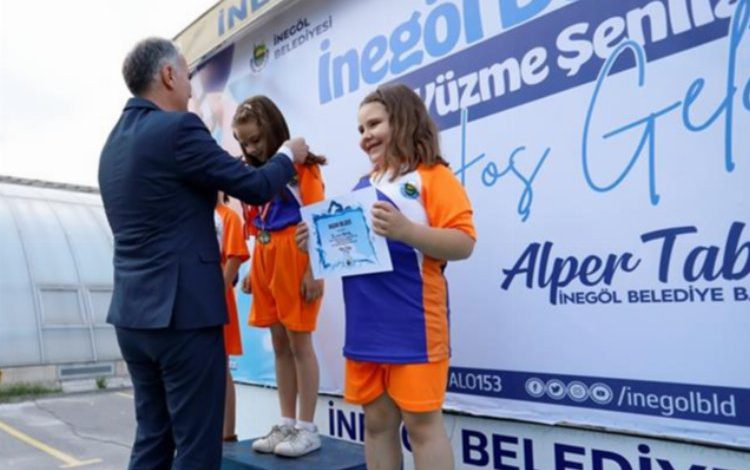 Bursa İnegöl’de altyapıda yetişen yüzücüler ödüllendirildi Bursa İnegöl’de altyapıda yetişen yüzücüler ödüllendirildi