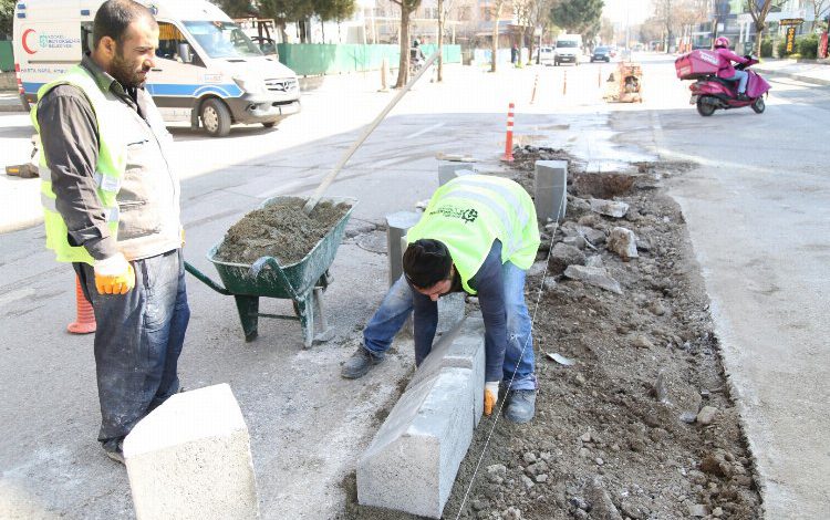 Kocaeli İzmit Demokrasi Bulvarında refüj yenileme ve aydınlatma çalışması Kocaeli İzmit Demokrasi Bulvarında refüj yenileme ve aydınlatma çalışması