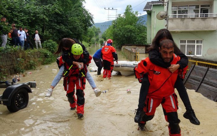 Sel bölgelerinde 235 vatandaş tahliye edildi Sel bölgelerinde 235 vatandaş tahliye edildi