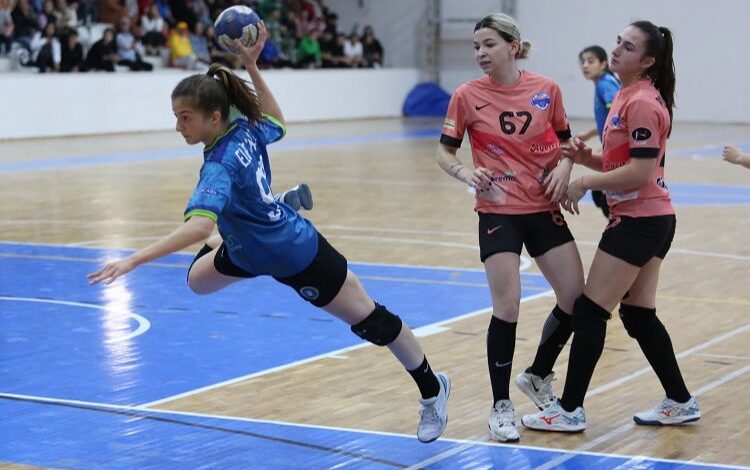 Poyraz’ın kızları Göktürk önünde Poyraz’ın kızları Göktürk önünde