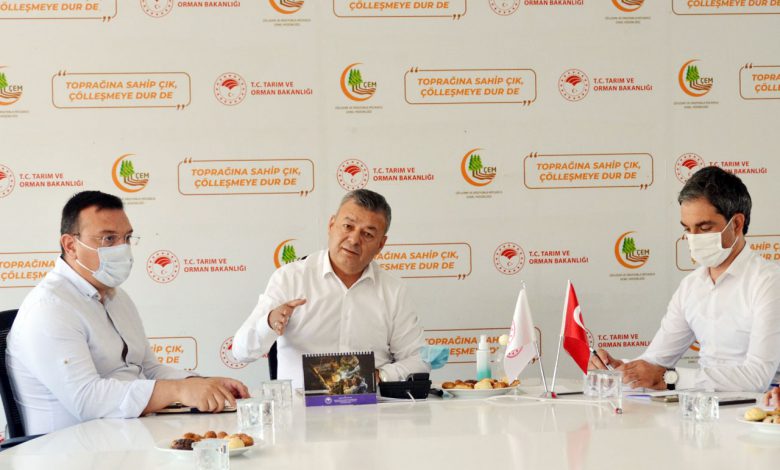 İzmir’de salçalık domates üreticileriyle istişare edildi