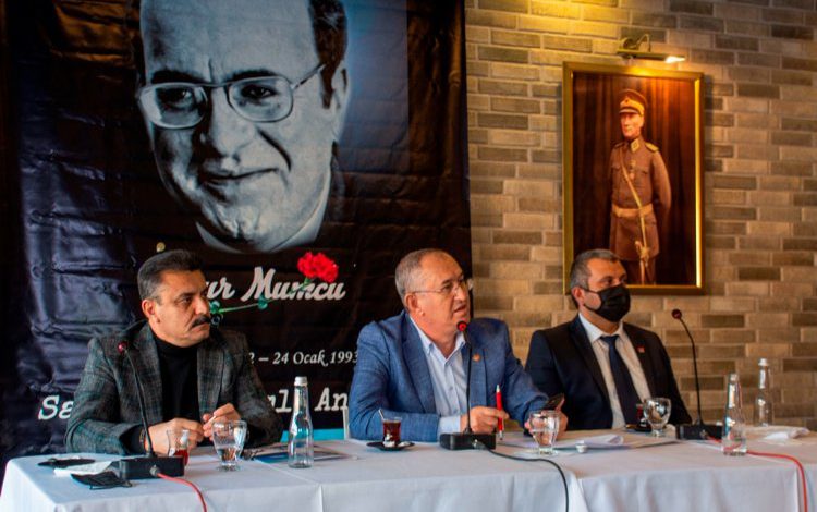 İzmir Dikili Uğur Mumcu’yu andı