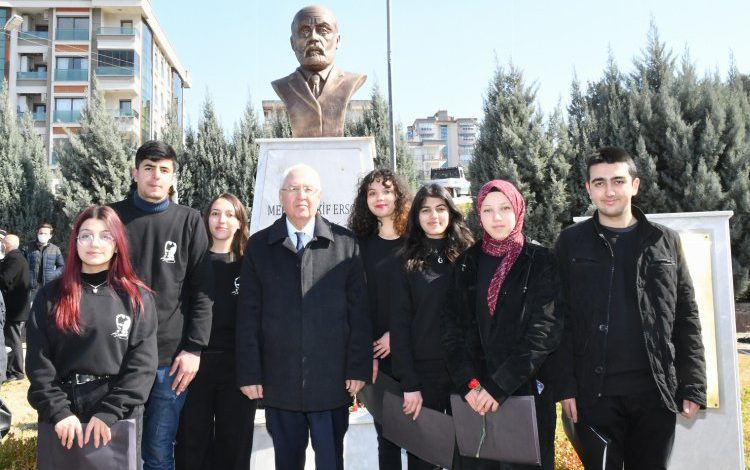 İzmir Karabağlar, İstiklal Marşı’nın 101. yılını kutladı