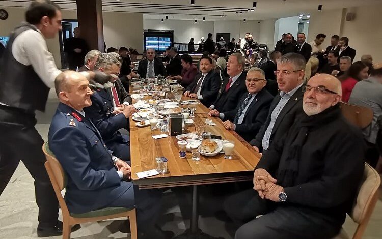 Taş Mektep Mezunları Derneği Kayseri dinamiklerini ağırladı Taş Mektep Mezunları Derneği Kayseri dinamiklerini ağırladı