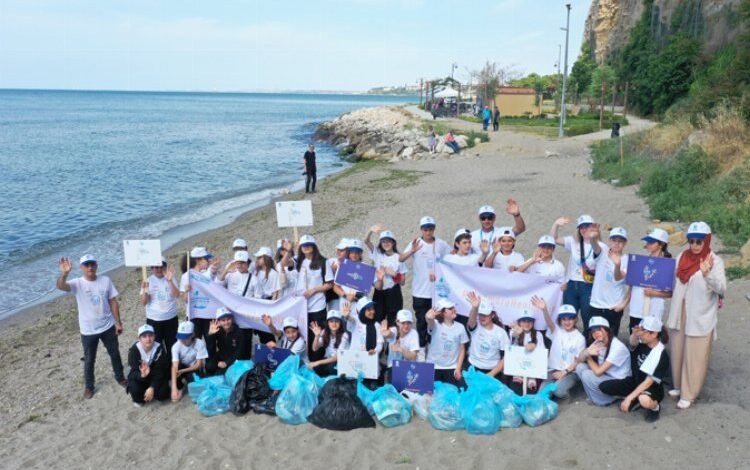 Silivrili öğrencilerden kıyı temizliği Silivrili öğrencilerden kıyı temizliği