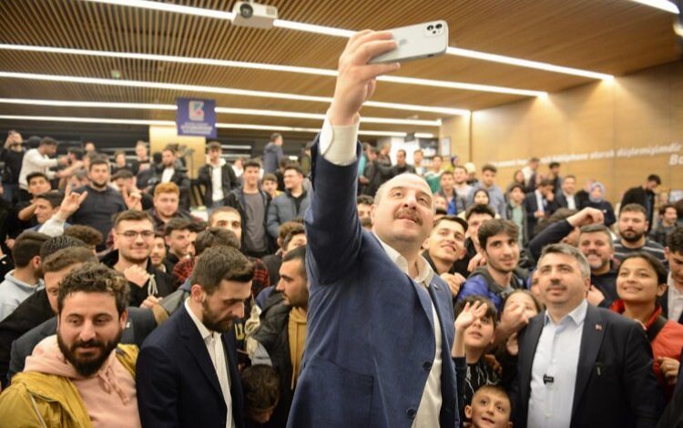 Mustafa Varank ‘Uyumayan’ gençlerle buluştu Mustafa Varank ‘Uyumayan’ gençlerle buluştu