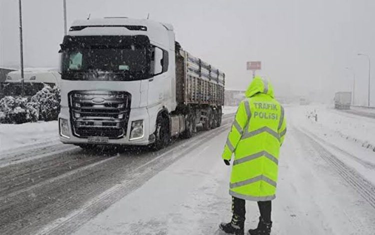 İstanbul’a tır-kamyon girişleri ve otobüs çıkışları durduruldu!