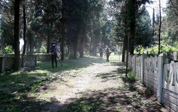Sakarya’da mezarlıklar bayrama hazır Sakarya’da mezarlıklar bayrama hazır