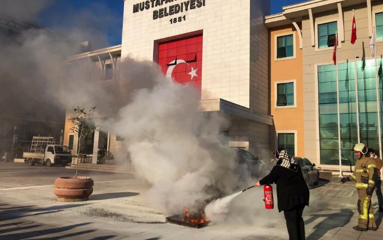 Bursa Mustafakemalpaşa’da personeline yangın tatbikatı Bursa Mustafakemalpaşa’da personeline yangın tatbikatı