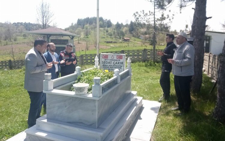 Doğum gününde şehit olan Sedat Çakır mezarı başında anıldı Doğum gününde şehit olan Sedat Çakır mezarı başında anıldı