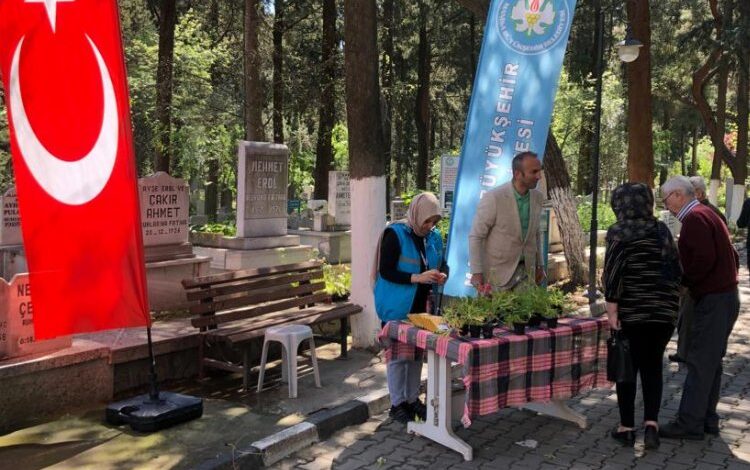 Kabir ziyaretlerinde Manisalıları Büyükşehir’in sıcak yüzü karşıladı Kabir ziyaretlerinde Manisalıları Büyükşehir’in sıcak yüzü karşıladı