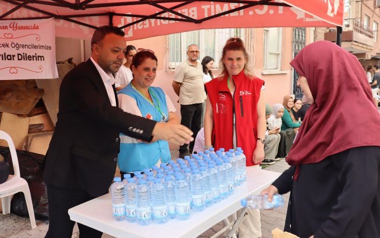 İzmit’te KPSS’ye giren adaylar yalnız bırakılmadı İzmit’te KPSS’ye giren adaylar yalnız bırakılmadı