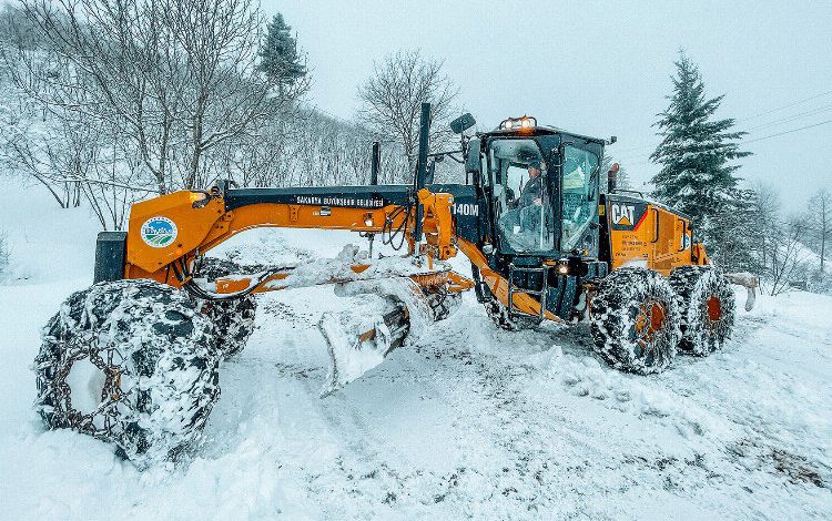 Sakarya kapanan yolları açıyor