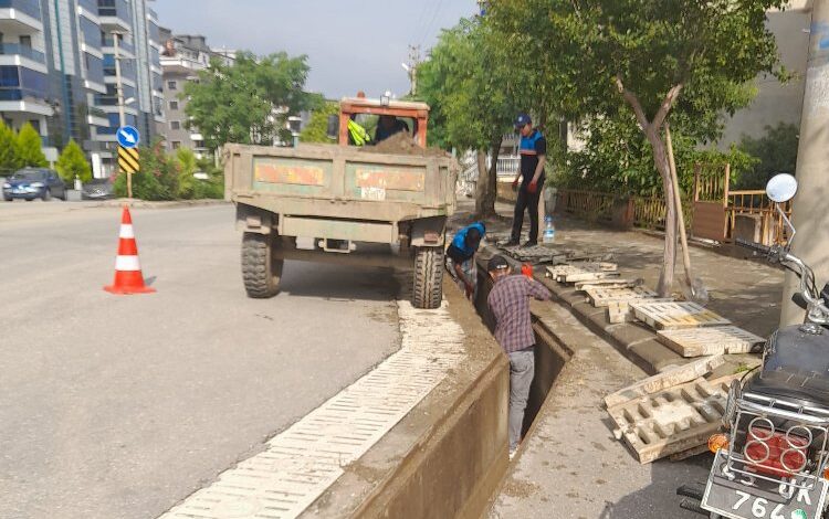 Salihli’de yağmursuyu ızgaraları temizlendi Salihli’de yağmursuyu ızgaraları temizlendi