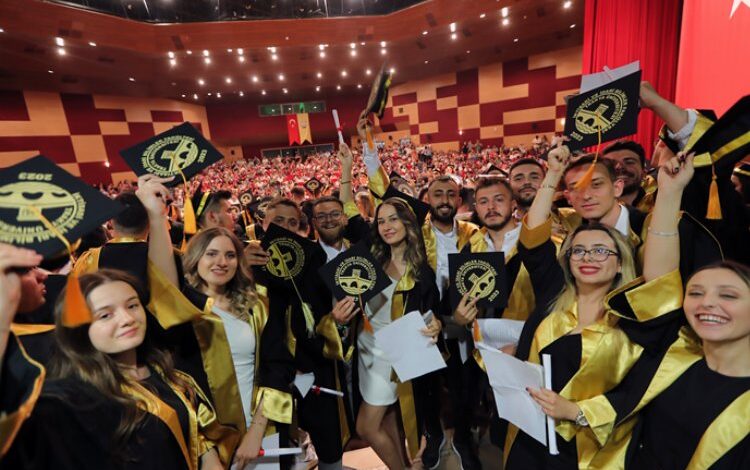 Trakya Üniversitesi’nde genç ekonomistler mezun oldu Trakya Üniversitesi’nde genç ekonomistler mezun oldu