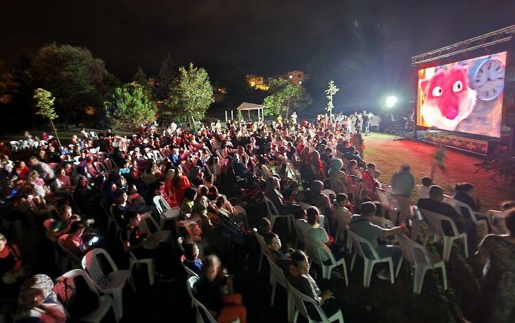 Gölcük’te açık hava sineması ilgisi Gölcük’te açık hava sineması ilgisi