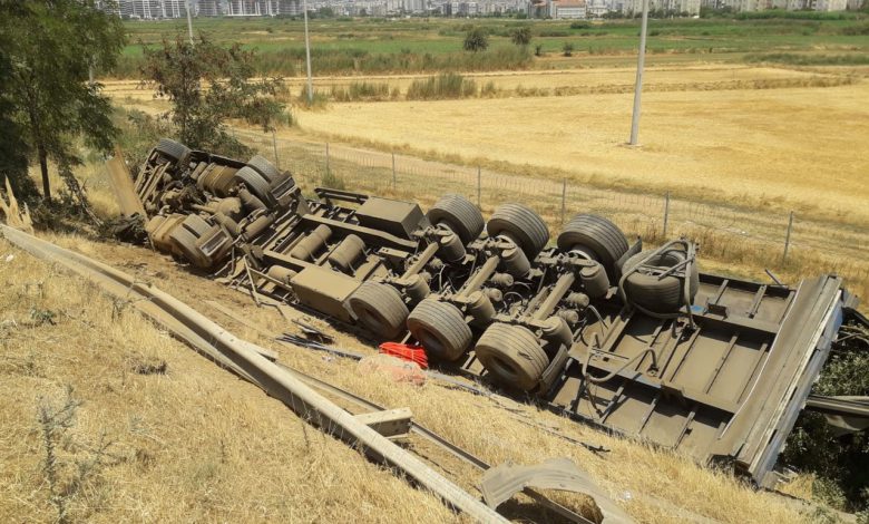 Lastiği patlayan tır devrildi: 1 yaralı