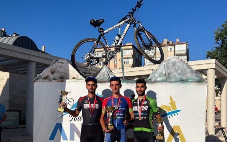 Sakaryalı sporcular ‘Milli’ formayla tozu dumana kattı Sakaryalı sporcular ‘Milli’ formayla tozu dumana kattı