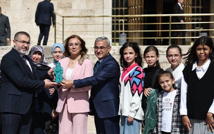 Kütahyalı kız çocukları TBMM’de ağırlandı Kütahyalı kız çocukları TBMM’de ağırlandı