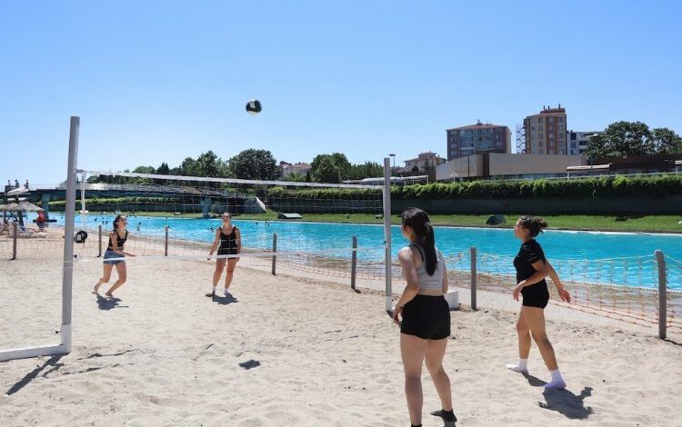 Suni plajda voleybol keyfi