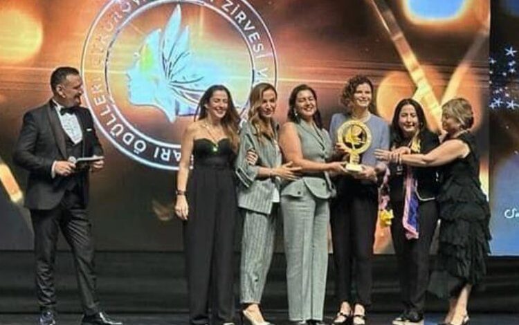 KADİGER’e onurlandıran ödül KADİGER’e onurlandıran ödül