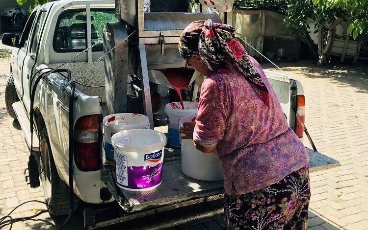İzmir Efes’te salça makinesi mahalleleri geziyor İzmir Efes’te salça makinesi mahalleleri geziyor