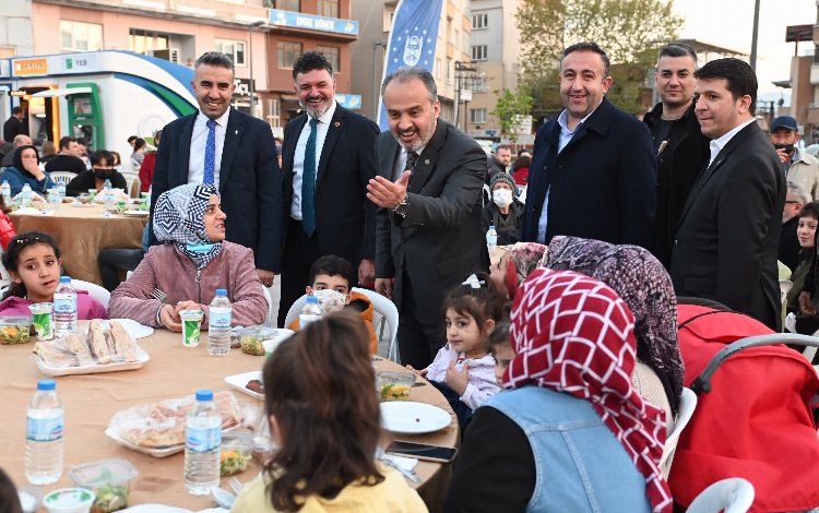Bursa Büyükşehir iftar sofrasını bu kez Demirtaş’ta kurdu Bursa Büyükşehir iftar sofrasını bu kez Demirtaş’ta kurdu