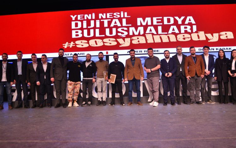 Sosyal medya fenomenleri Bursalılarla buluştu Sosyal medya fenomenleri Bursalılarla buluştu