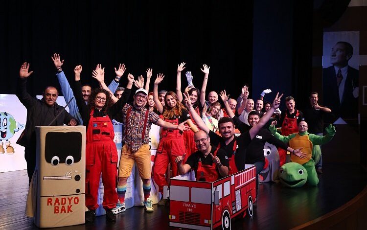 Bir Afet Masalı Müzikali depremzede çocuklar için sahnede Bir Afet Masalı Müzikali depremzede çocuklar için sahnede