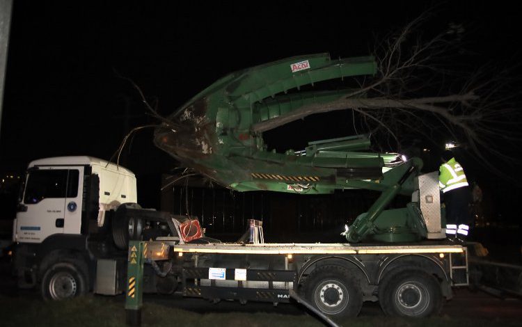 Bursa Büyükşehir’den ağaç mesaisi Bursa Büyükşehir’den ağaç mesaisi