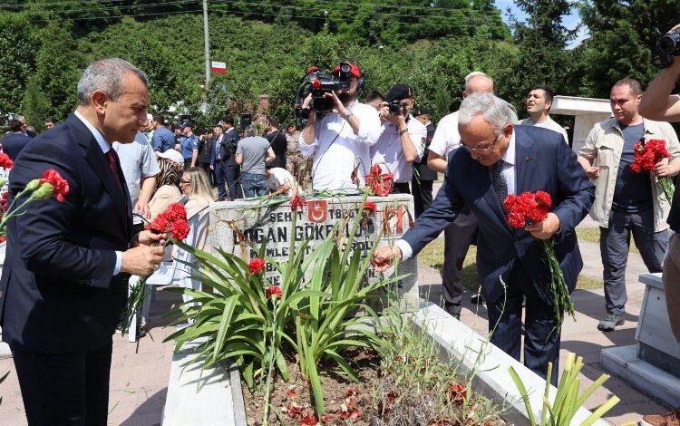 Ordu protokolü şehitlikte Ordu protokolü şehitlikte