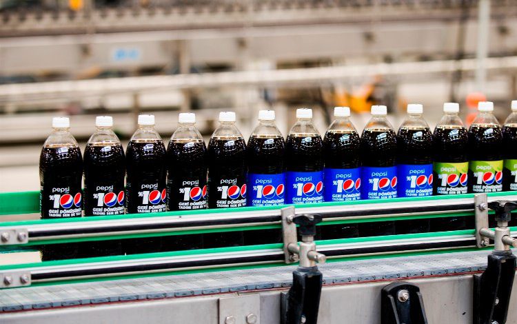 Geri dönüştürülmüş pet şişe raflarda