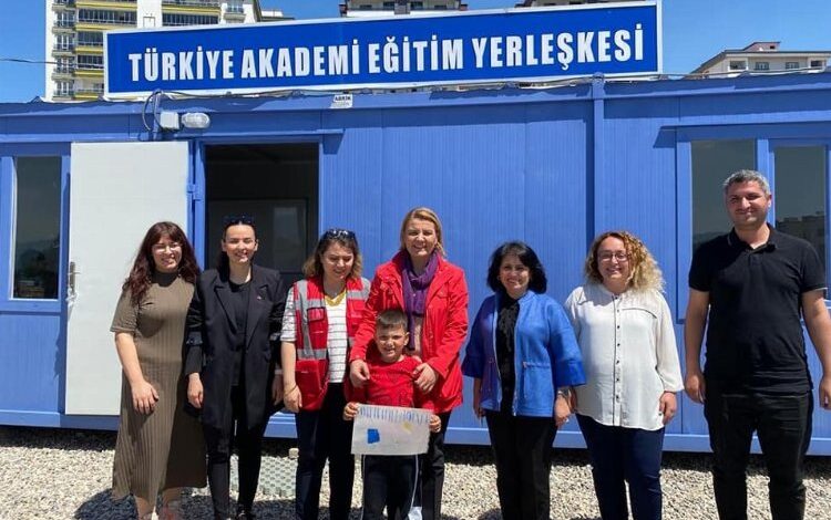 Başkan Hürriyet, depremzede vatandaşlarla bir araya geldi Başkan Hürriyet, depremzede vatandaşlarla bir araya geldi