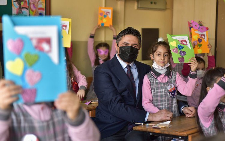 İzmir Aliağa’da öğrencilerin karne heyecanı