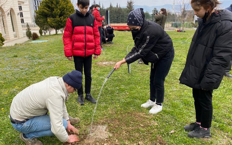 Bursa’da lise öğrencileri fidanları üniversite yerleşkesine dikti