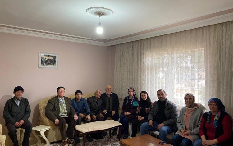 Başkan Tekin ve AK Partililer yaşlılar evini ziyaret etti